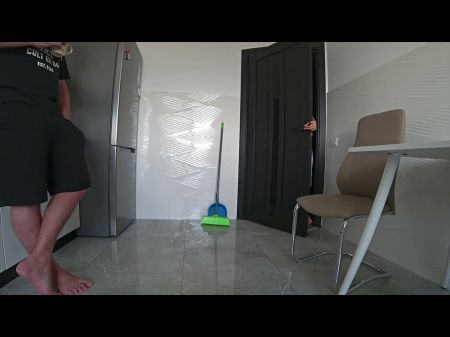 verdadeira infidelidade. esposa e amigo da família transam secretamente na cozinha de casa.marido no trabalho 