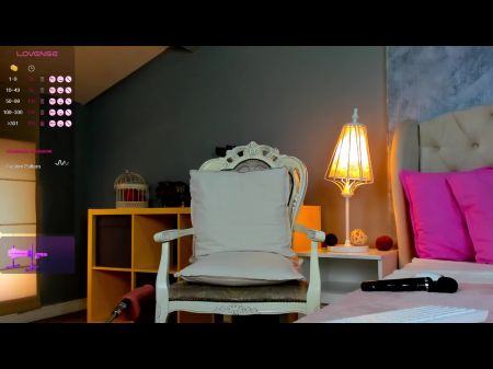 Rubia Delgada Hace Ejercicio Con Calentadores De Piernas 