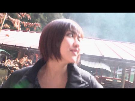 暴露在户外后在露营地的阳台上做爱，从外面可以看到全景 206 