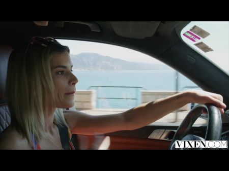 bomba rubia ada pillada masturbándose por su jefe 