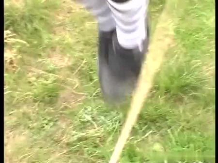 امرأة سمراء لطيفة البشرة تفعل ذلك في الحقل المفتوح 