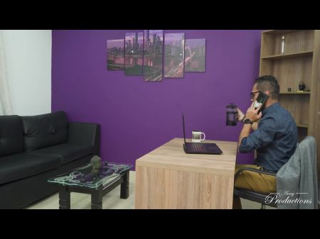 我的老板发现我在工作中自慰 