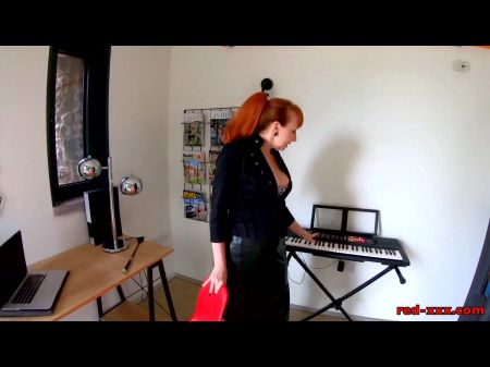 britische MILF Red xxx masturbiert mit einem Spielzeug im Büro 