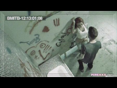 feurige rothaarige Hure wird geschlagen 