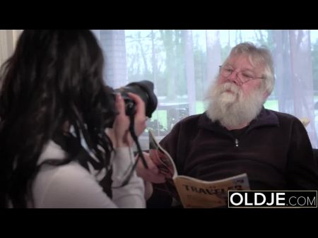 abuelo chupa las tetas de las chicas jóvenes y luego recibe una mamada 