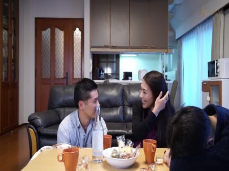 m867g11 als ich im Haus eines Freundes den Schritt meiner Frau im Kotatsu befummelte ... 