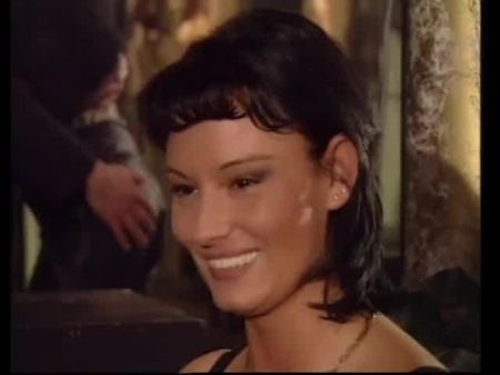 encantadora loira gata Nikki Anderson foi convidada para uma festa privada onde muitas estrelas europeias 