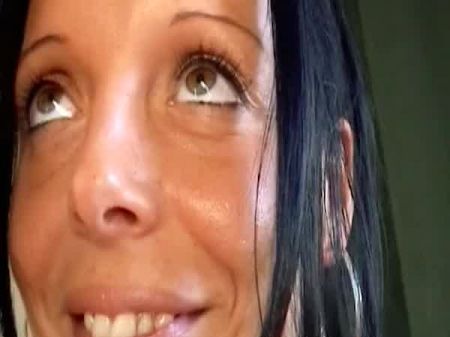 Eine schlanke Brünette aus Deutschland kann im POV hart ficken 