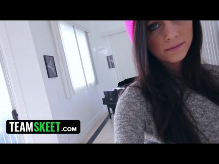 Das blauäugige Babe Whitney Westgate lutscht den Schwanz des Nachbarn und lässt ihn auf ihren Titten abspritzen 