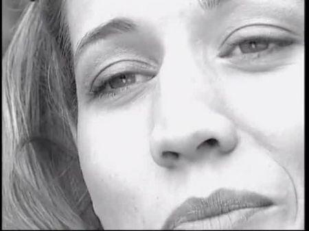 جمال امرأة سمراء يغوي صديقتها الساخنة مع دسار ضخمة 