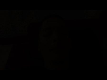 毛茸茸的黑发海狸在粗大的鸡巴上滑动