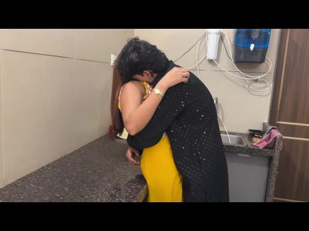 وكانت الزوجة الجميلة تطبخ في المطبخ عندما جاء الزوج وبدأ يمارس الجنس في المطبخ نفسه. 