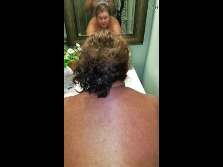 تيلي اللعينة في الحمام الأرضي للمخيم في يوم العمال 