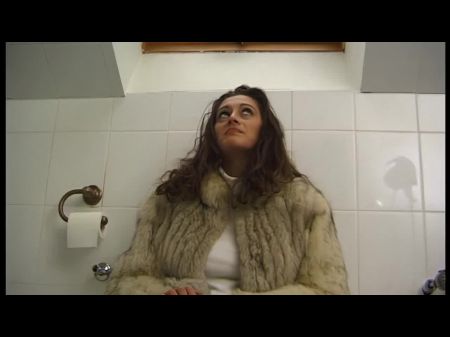 chica joven pone un consolador en su culo 