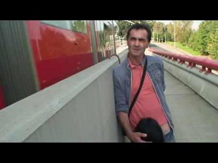 Junges Luder Fickt Alter Mann Am Bahnhof