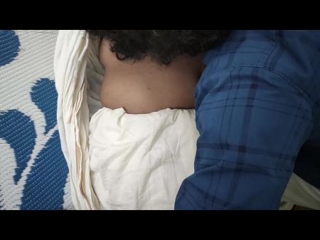 Vaishnavy Kerala сари бдсм, обе руки и ноги связаны на обоих концах кровати и облизывают пупок с замком губ горячий роман от Sharun 