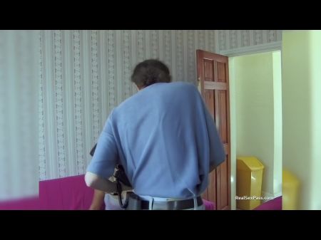 شقراء بريطانية كبيرة الصدر أول جلسة تصوير عارية على الإطلاق 