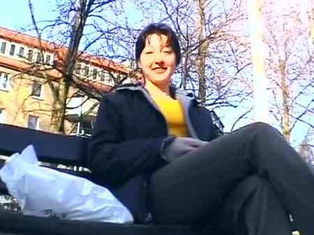 ألمانية وقحة تلعب مع الخيار وتمتص ديك في المطبخ 