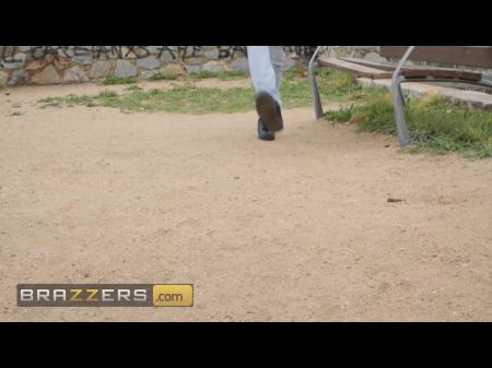 暴露狂贾达·斯帕克斯 (Jada Sparks) 在公共场合遇见游客乔迪 (Jordi)，并决定与他好好做爱 