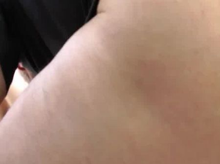 一个放荡的熟女在露台上性交