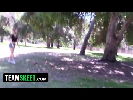 vollbusige Teenie-Muschi wird vollgespritzt 