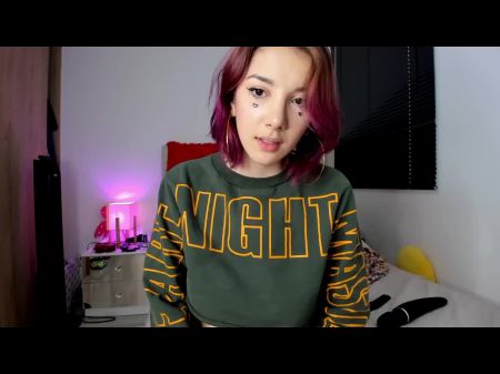 Колумбийская рыжая с большими сиськами пытается тебя соблазнить 