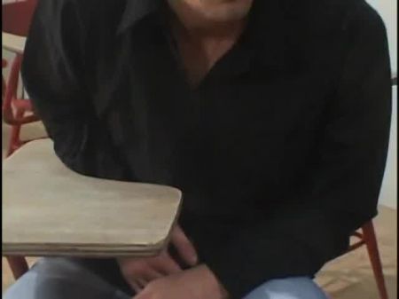 幸运种马舔了火辣金发女郎身上的鲜奶油，吃掉了她的阴部，然后乱搞 