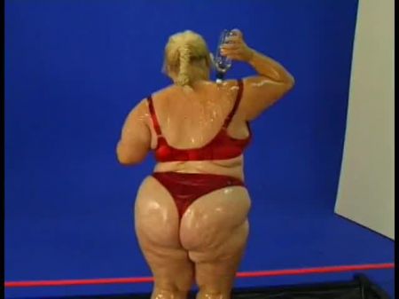 senhora gorda desagradável gosta de ter seu corpo inacreditável lubrificado e sua boceta perfurada com brinquedo por um cara curioso 