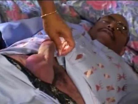 linda estudante negra peituda é anal fodida enquanto amiga lambe sua boceta no quarto 