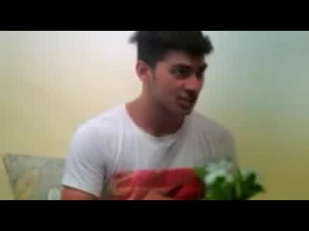 امرأة سمراء سخيف في الطبيعة 