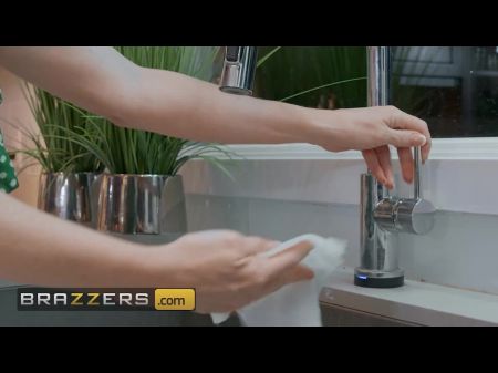 تتعثر عند باب هزلي وتحصل على مارس الجنس من قبل زوجة أبيها rayveness Strapon 