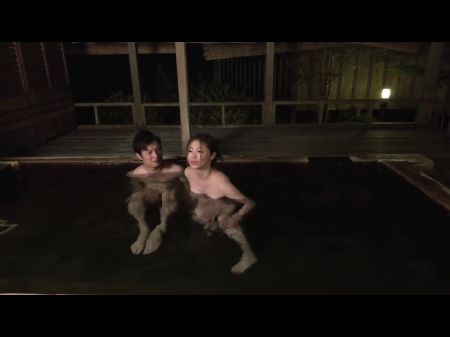 美丽而骄傲的熟女和她赤裸的身体在温泉之旅中唤起了我的性欲。 6 5 