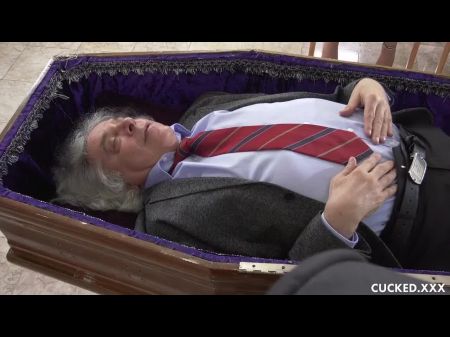 viuda rubia afligida sopla y folla polla dura 