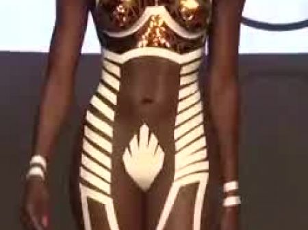 desfile de moda desnudo ver a través 