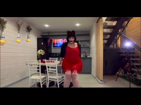 MILF geht zu einer Silvesterparty und zeigt ihrem Liebhaber ihr Outfit, harter Analsex, Blowjob, Sperma 