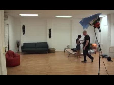 verheiratete Putzfrau betrogen ihren Mann mit einem riesigen Schwanz 