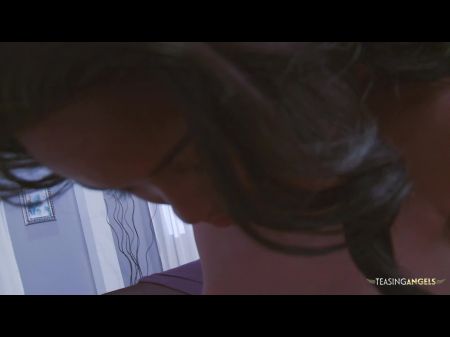 苗条女孩 mckenzie sweet 喜欢让大鸡巴舔舐和操她的阴户 