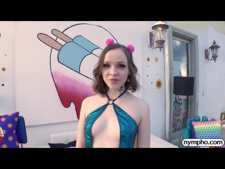Nymphomanin Aliya Brynn öffnet Ihre Löcher 