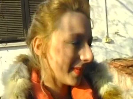 attraktives blondes deutsches Teen hart auf dem Bett gefickt 