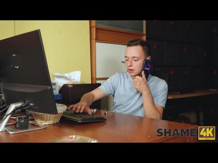 Embaucador Llevó A Un Vecino Maduro Amante De Los Consoladores Desde El Sex Shop Hasta El Dormitorio Del Padre 