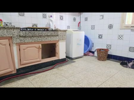 今天是情人节，他饥渴的继女忍不住钦佩她继父的身体和巨大的鸡巴 