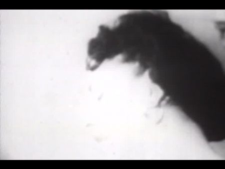 película en blanco y negro con monja cachonda 