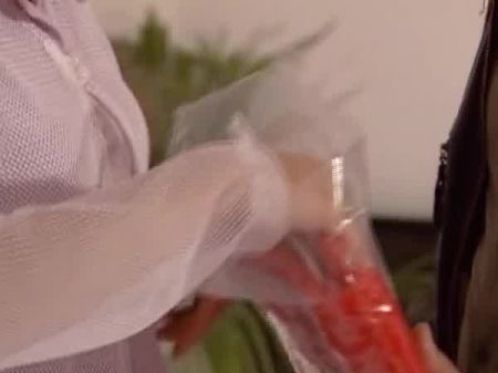 فاتنة شقراء جميلة من ألمانيا تضع جسدها المذهل على المحك مع قضيب جامد 