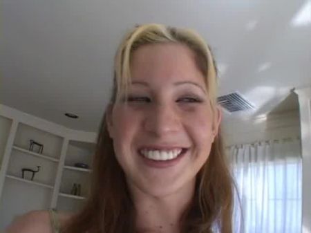 trozo negro filma a una rubia traviesa chupando su polla 