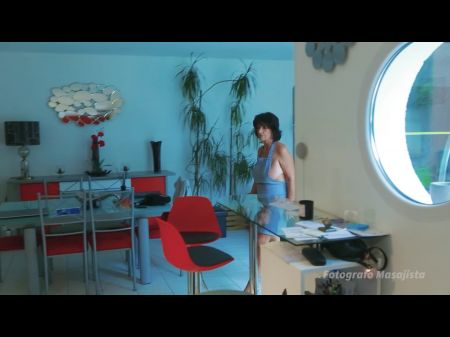 el lugar de la abuela está en la cocina abuela blanca es follada por una gran polla negra en la cocina 