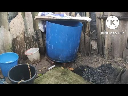 الاستحمام خارج عاريات الثدي 