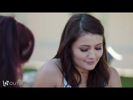 3 chicas lesbianas hacen un trío junto a la piscina 