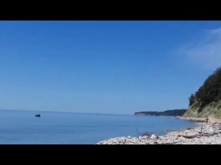 una pareja nudista se lache sur la plage 