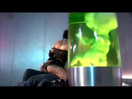 امرأة سمراء قرنية تمتص كل شبر من الديك في غرفة نوم شخص غريب 