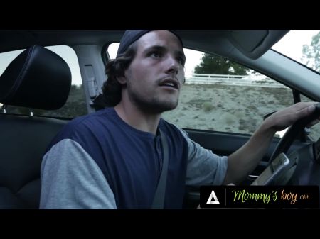 menino da mamãe viciado em sexo Milf pede itens apenas para foder selvagemente o entregador 